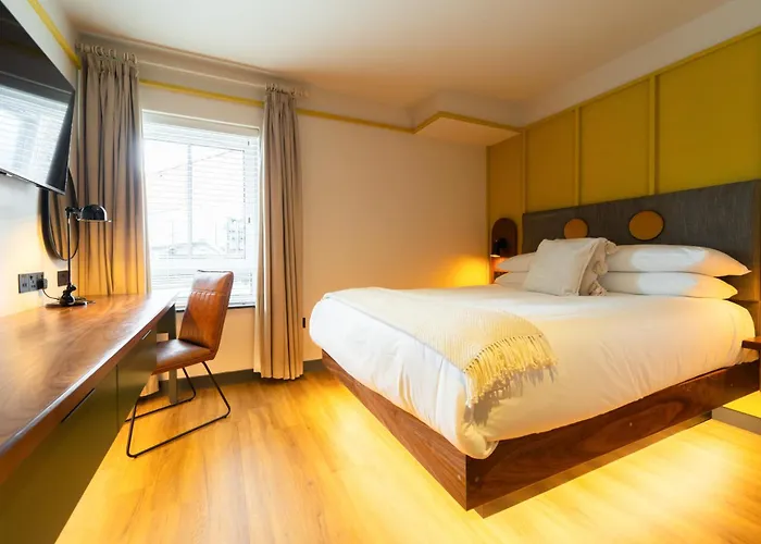 Central hotel: Base Dingle